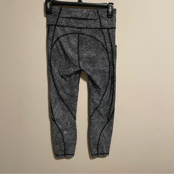 Lululemon Time To Sweat Crop *23" Free Spirit Alpine White Black- Size 4 - Picture 1 of 6